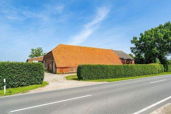 Zufahrt zum ehemaligen Bauernhaus