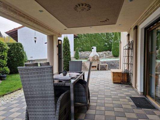 große überdachte Terrasse EG