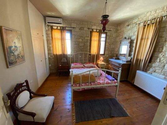 2 komplett ausgestattete Steinvillen mit schönen Gärten und 3 zusätzlichen Baurechten