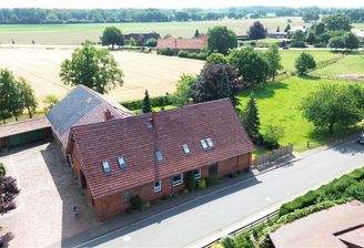 Bauernhof mit Ackeru. Weidenflächen