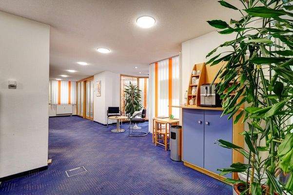 Wartebereich mit Kaffeeecke