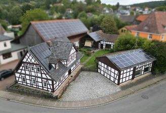 Anwesen mit mehreren Gebäuden