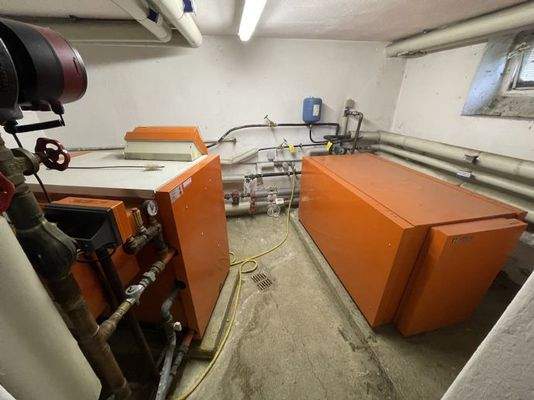 Eine der Gasheizkessel mit Warmwasserspeicher