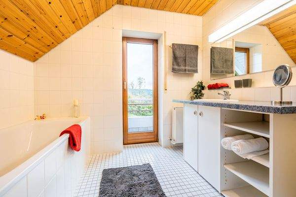 Dachgeschoss - Bad mit Zugang zum Balkon
