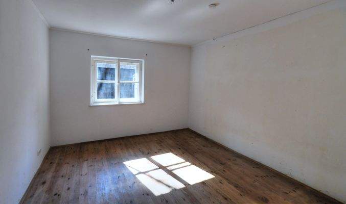 großes Zimmer (Schlafzimmer) im Erdgeschoss