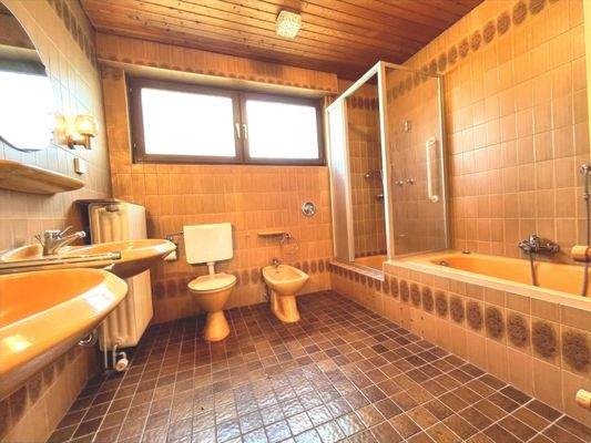 Geräumig, aber nicht mehr zeitgemäß, ist das Bad