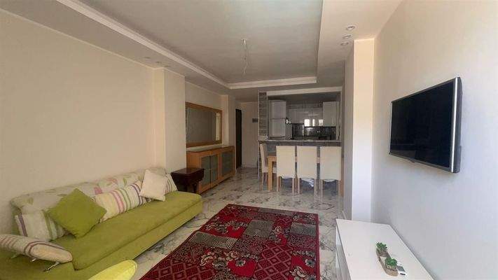 Wohnbereich mit Blick in die Küche