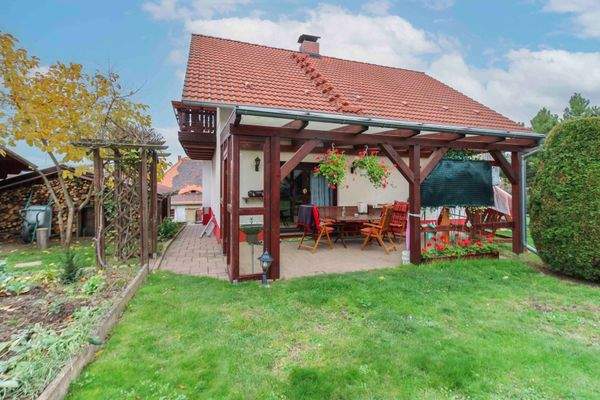 Rückansicht mit Terrasse