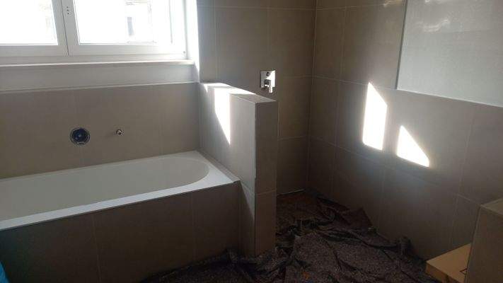 privates Hauptbad mit Wanne und bodengleicher Dusche