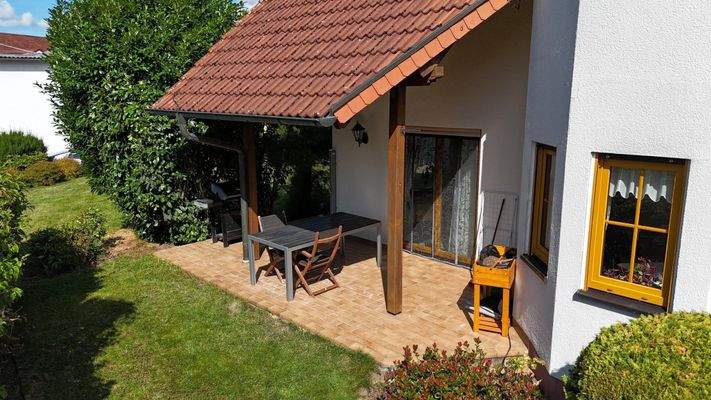 schöne überdachte Terrasse