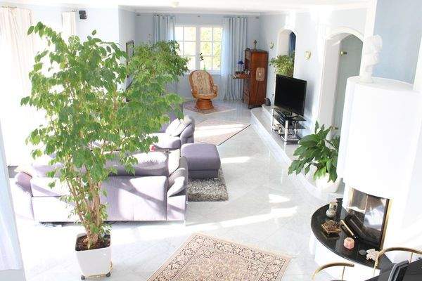 Über die marmorbelegte Treppe ...