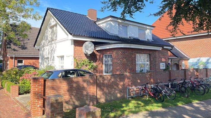 Seitenansicht mit Auffahrt und Erker