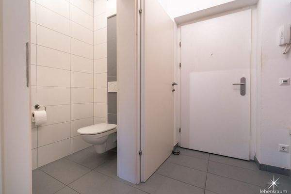 Eingangsbereich und WC.