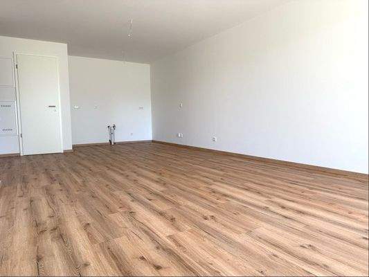 Wohnen mit Blick zur Küche und Abstellraum