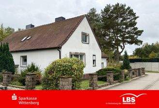 Außenansicht mit Zufahrt