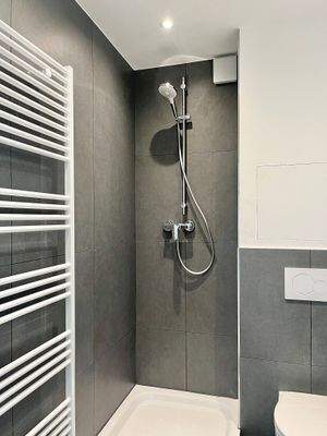 Modernes innenliegendes Badezimmer 
