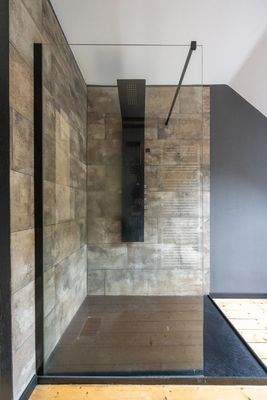 OG: Tageslichtbad mit bodenebener Dusche