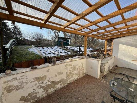 Terrasse mit Blick auf den Garten