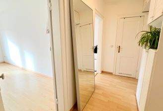 Flur mit Einbauschränken – komfortable Raumaufteilung 