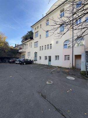 Blick in den Hinterhof mit den Stellplätzen