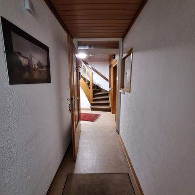 Flur zu Treppe ins OG.jpg