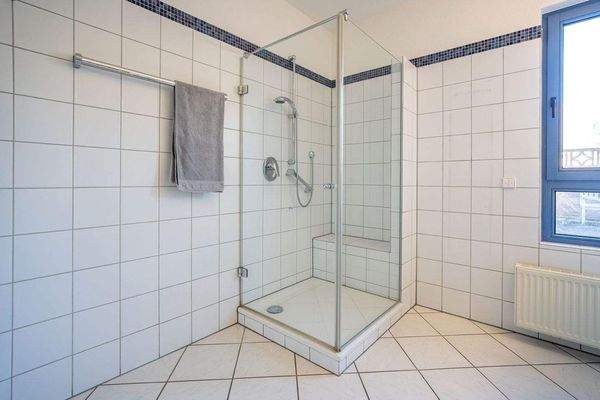 Eine Glasdusche sowie ein Bidet sind ebenfalls vor