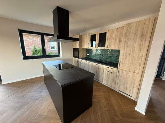 Moderne Küche mit Kochinsel