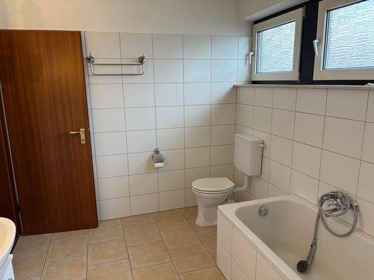 Helles Badezimmer mit Wanne