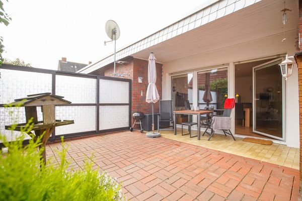 Große Loggia und Terrasse vor dem Wohnbereich ..