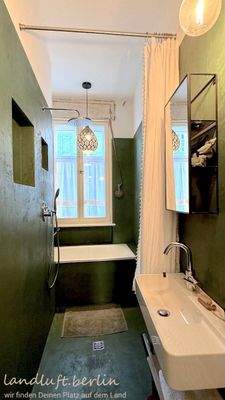 Bad im EG zur Straße.jpeg