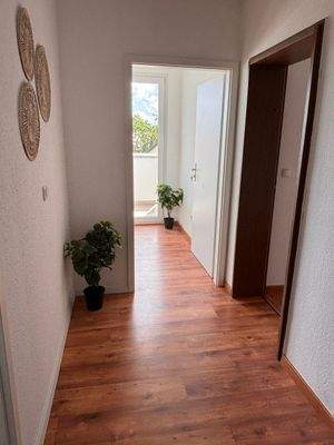 Heller Flur mit Pflanzen