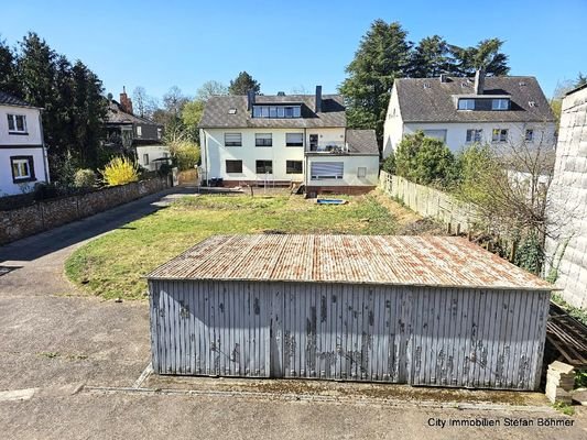 Blick zu  Haus mit 3 weiteren Garagen
