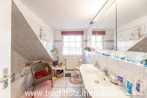 Badezimmer mit Fenster