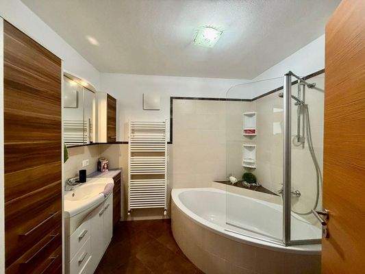 Familienfreundliche Maisonette in Prad, 161 m², 2 Bäder, Balkon, Garten, alles fußläufig.Ampio duplex per famiglie a Prato, 161 m², 2 bagni, balconi, orto, tutto vicino.Spacious family duplex in Prad, 161 m², 2 bathrooms, balconies, garden, central.