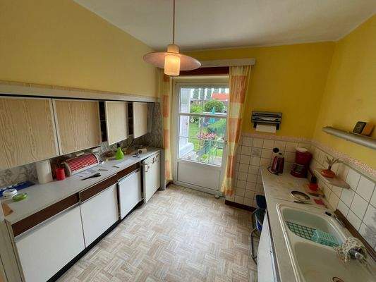 Küche mit Austritt zur Terrasse &amp; Garten