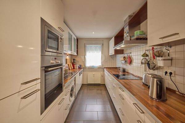 Helle moderne Küche mit allen Annehmlichkeiten