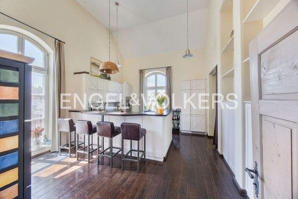 Lichtdurchflutete Küche mit direktem Balkonzugang und Blick ins Grüne