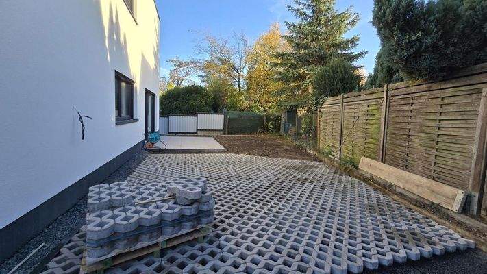 Parkplatz mit Zugang Terrasse