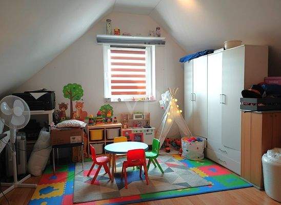 Spitzboden (mit KI neu eingerichtet)