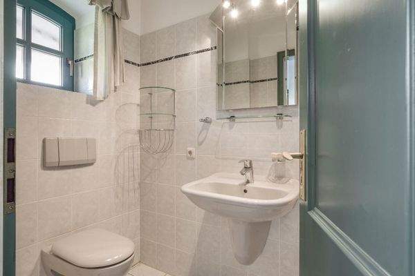 Gäste-WC mit Dusche