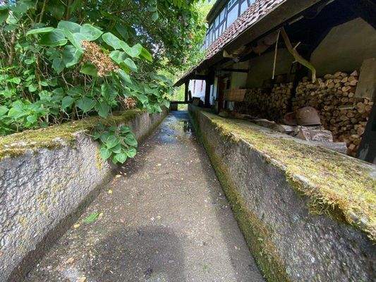 22 Wasserzulauf zur Getreidemühle im Haus (3).jpg