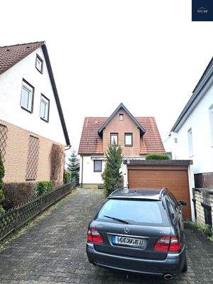 Gesamtansicht mit Garage