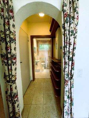 Schuhregal und Eingang WC, HWR