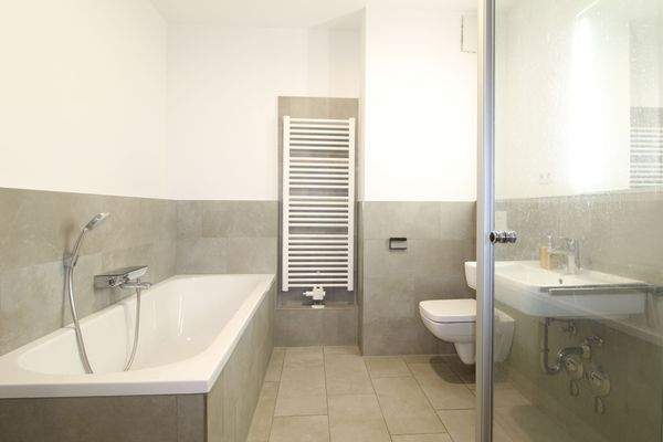 Bad mit Wanne und Dusche