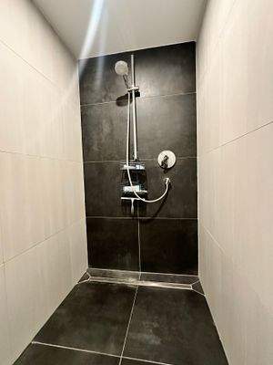 Badezimmer mit Dusche und Badewanne