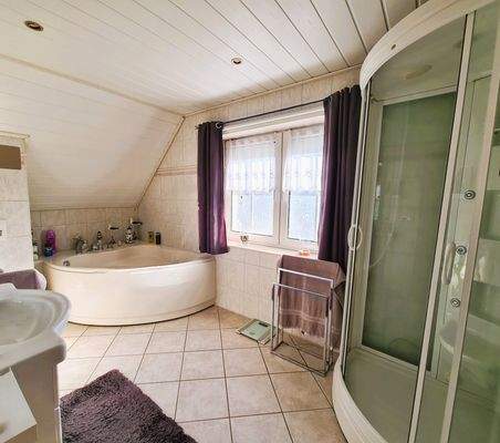 Tageslichtbad mit Wanne und Dusche