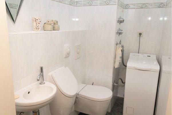 Gäste-WC mit Waschmaschinenanschluss