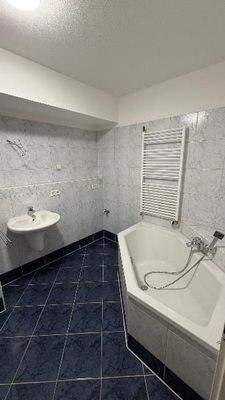 Bad mit Dusche und Wanne