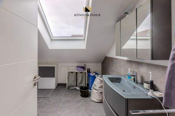 Modernes Badezimmer im Dachgeschoss