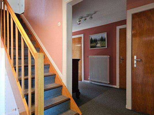 Diele mit Treppe ins Dachgeschoss